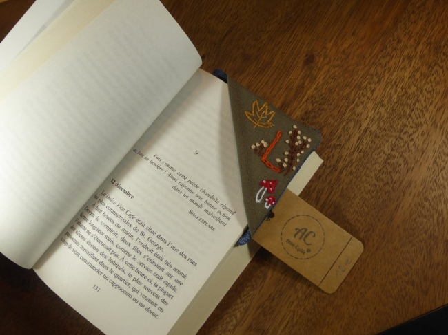 Marque page brodé main