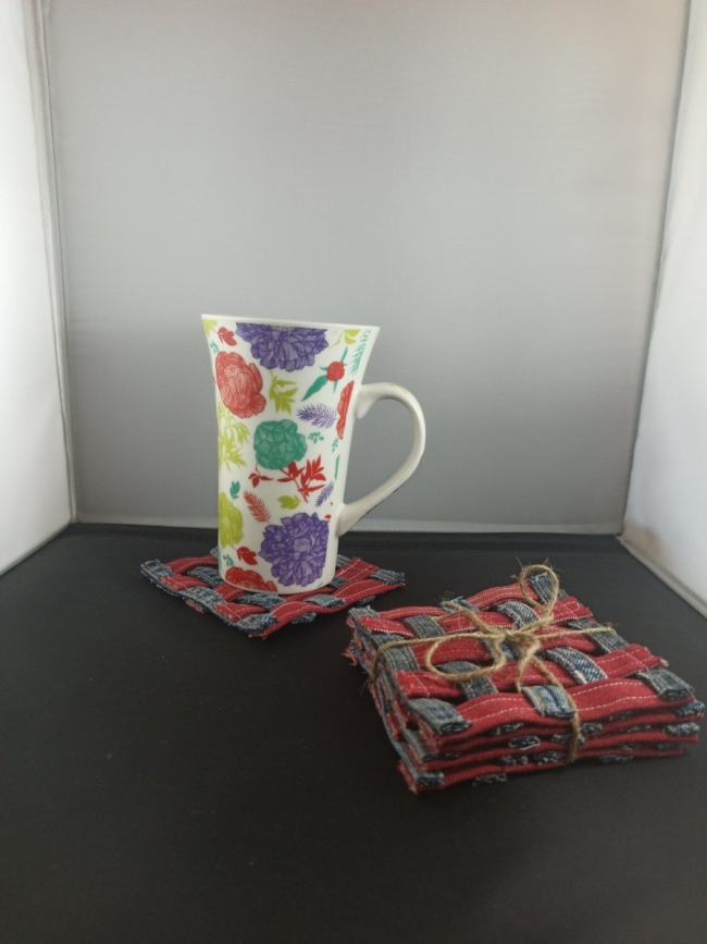 Sous-tasses bleu et rouge