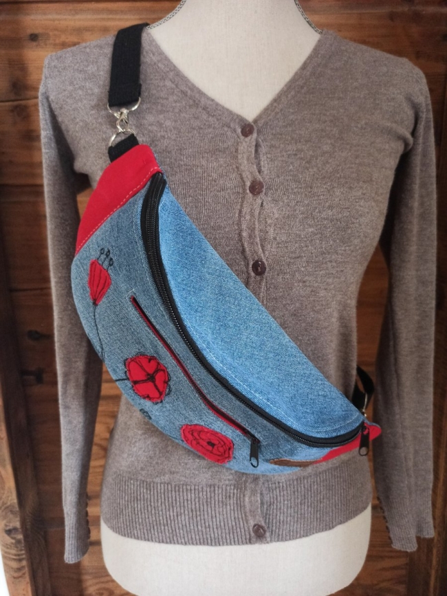 Banane en jean upcyclé – fleurs rouges-deux poches zippées-Anne-cyclee