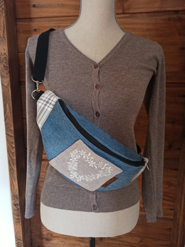 Banane en jean upcyclé avec broderie cœur – Poche téléphone | Anne-cyclee