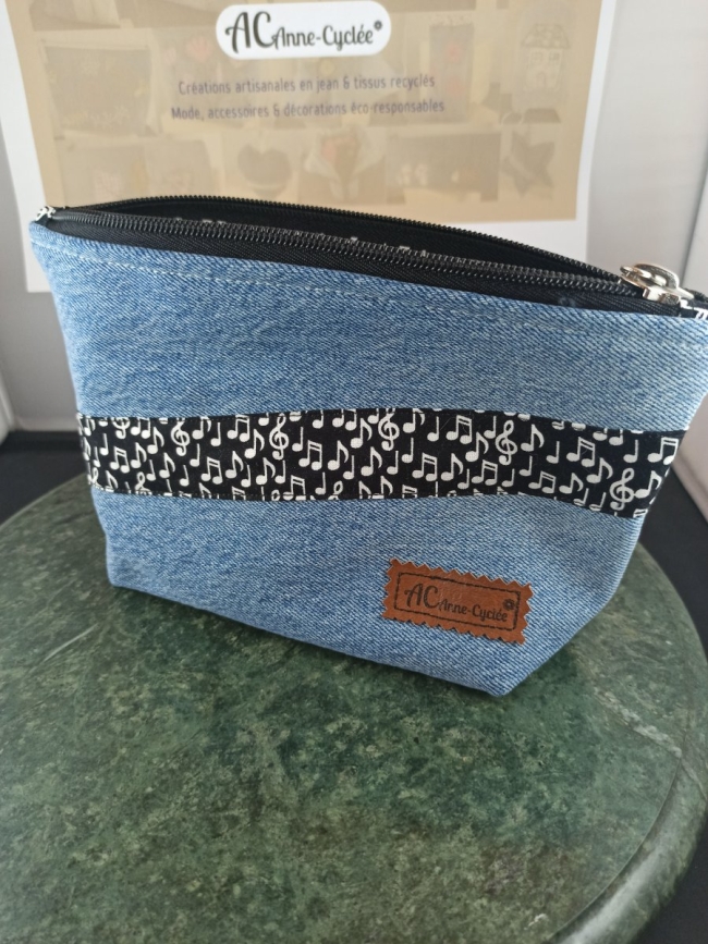 Trousse en denim upcyclé avec motif notes de musique