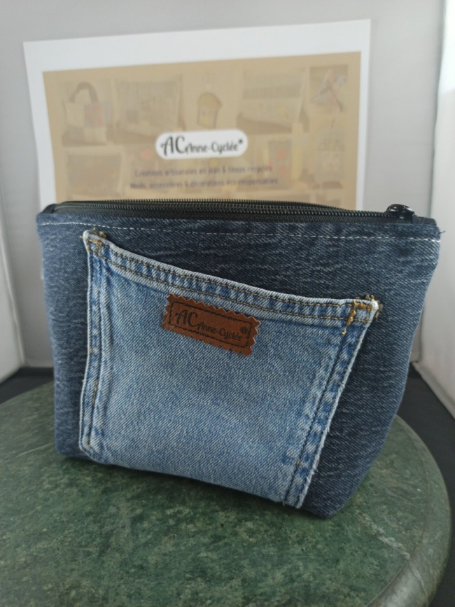 Trousse en denim bleu avec poche contrastante