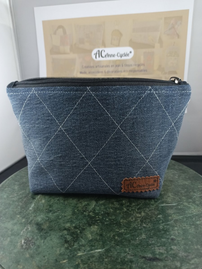Trousse en denim foncé à motif losanges brodés