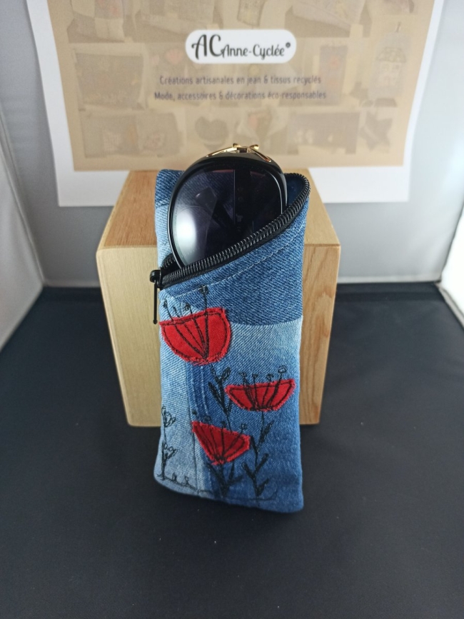 Étui à lunettes en jean patchwork brodé fleurs rouges – Anne-Cyclée