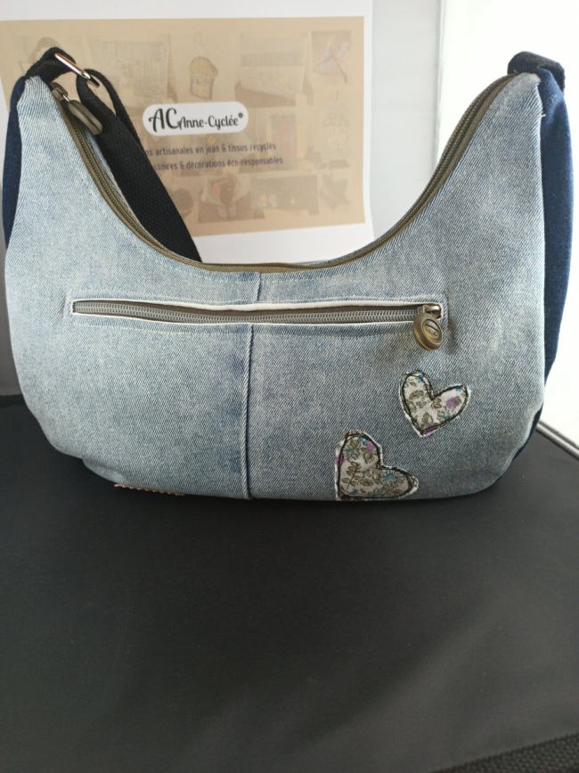 Sac demi-lune en jean upcyclé Anne-Cyclée – Cœurs brodés