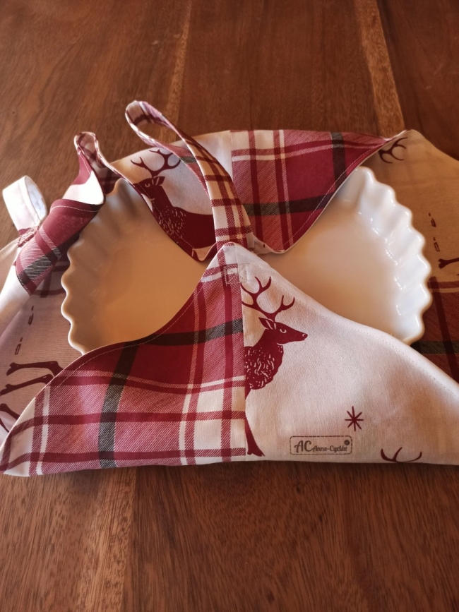 Sac porte-tarte Noël upcyclé – Patchwork cerfs & tartan