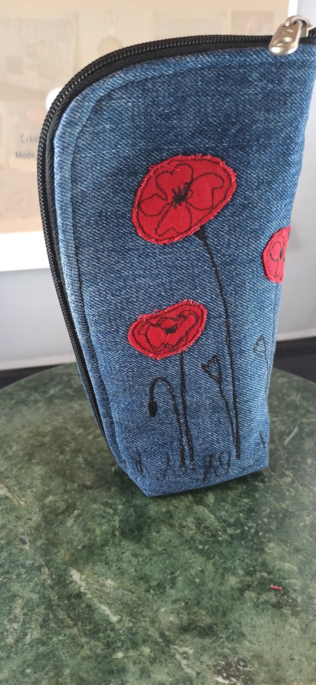 Trousse debout en jean recyclé à coquelicots – Anne Cyclée