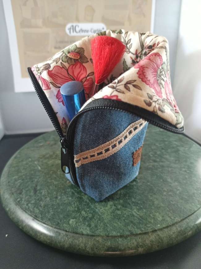 Trousse debout en jean recyclé dentelle & cœurs – Anne Cyclée