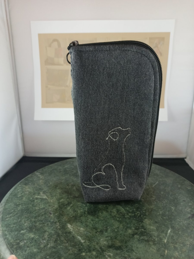 Trousse debout en jean noir recyclé chien brodé – Anne Cyclée