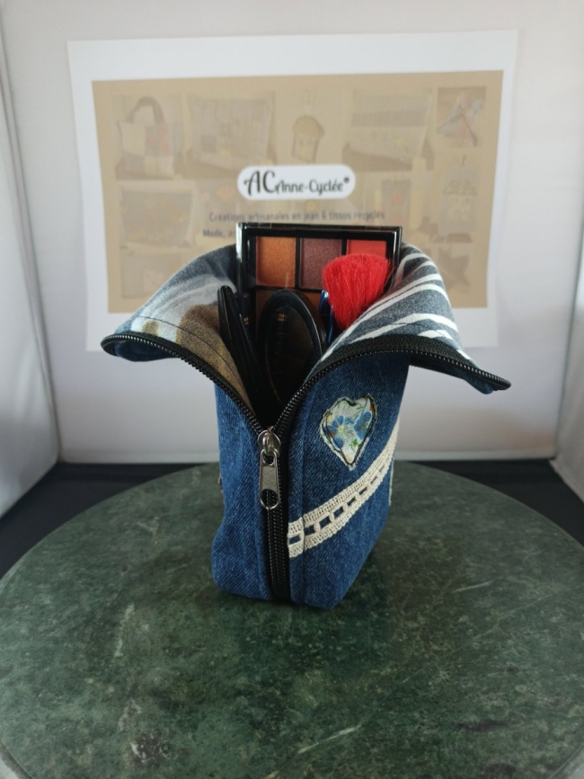 Trousse debout en jean recyclé dentelle & petits cœurs – Anne Cyclée