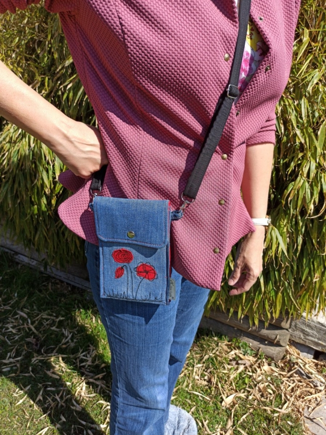 Pochette jean recyclé fleurs coquelicot – bandoulière | Anne Cyclée