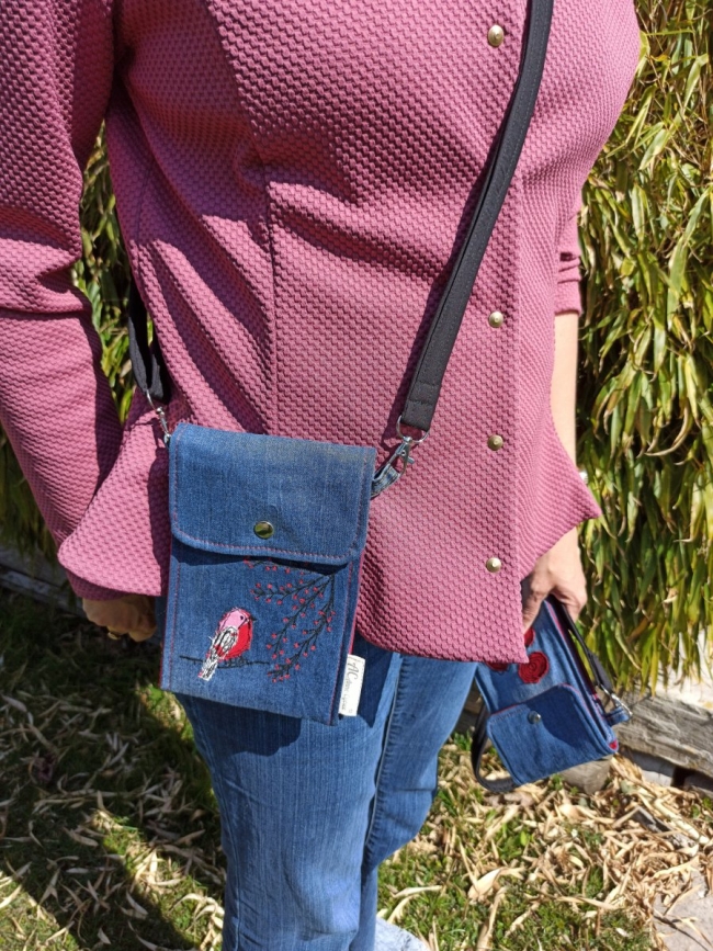 Pochette jean recyclé oiseau rouge – pièce unique | Anne Cyclée