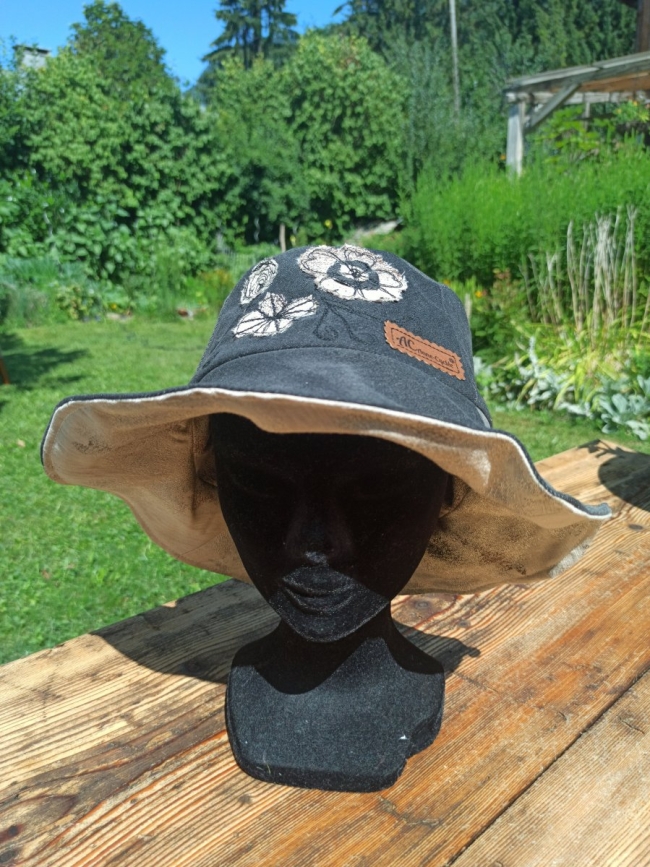 Chapeau réversible fleuri en tissu satiné