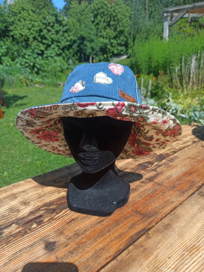 Chapeau réversible aux coeurs fleuris