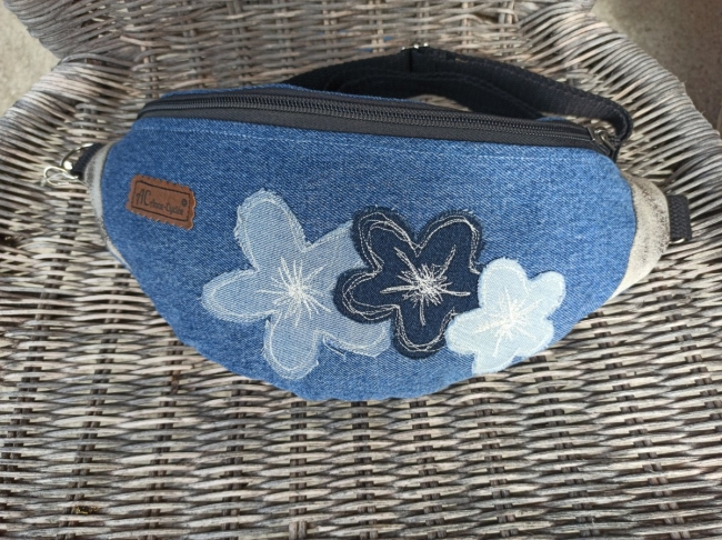 Banane en jean upcyclé – Fleurs en camaïeu de bleu