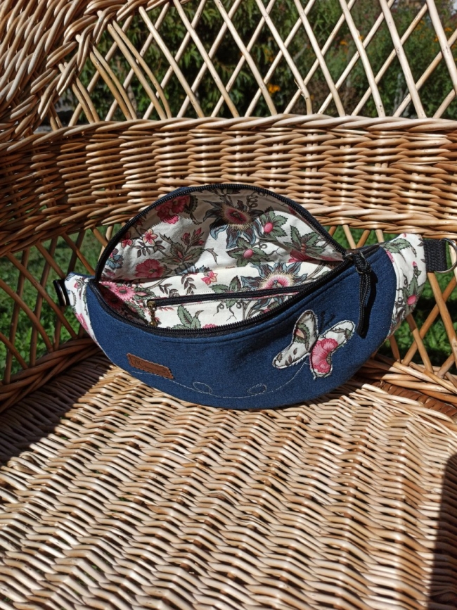 Banane en jean upcyclé – Le papillon fleuri