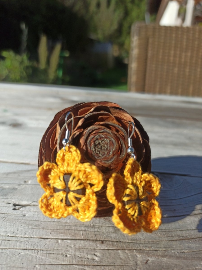 Petites boucles d'oreilles bouton bois - jaune lumineux